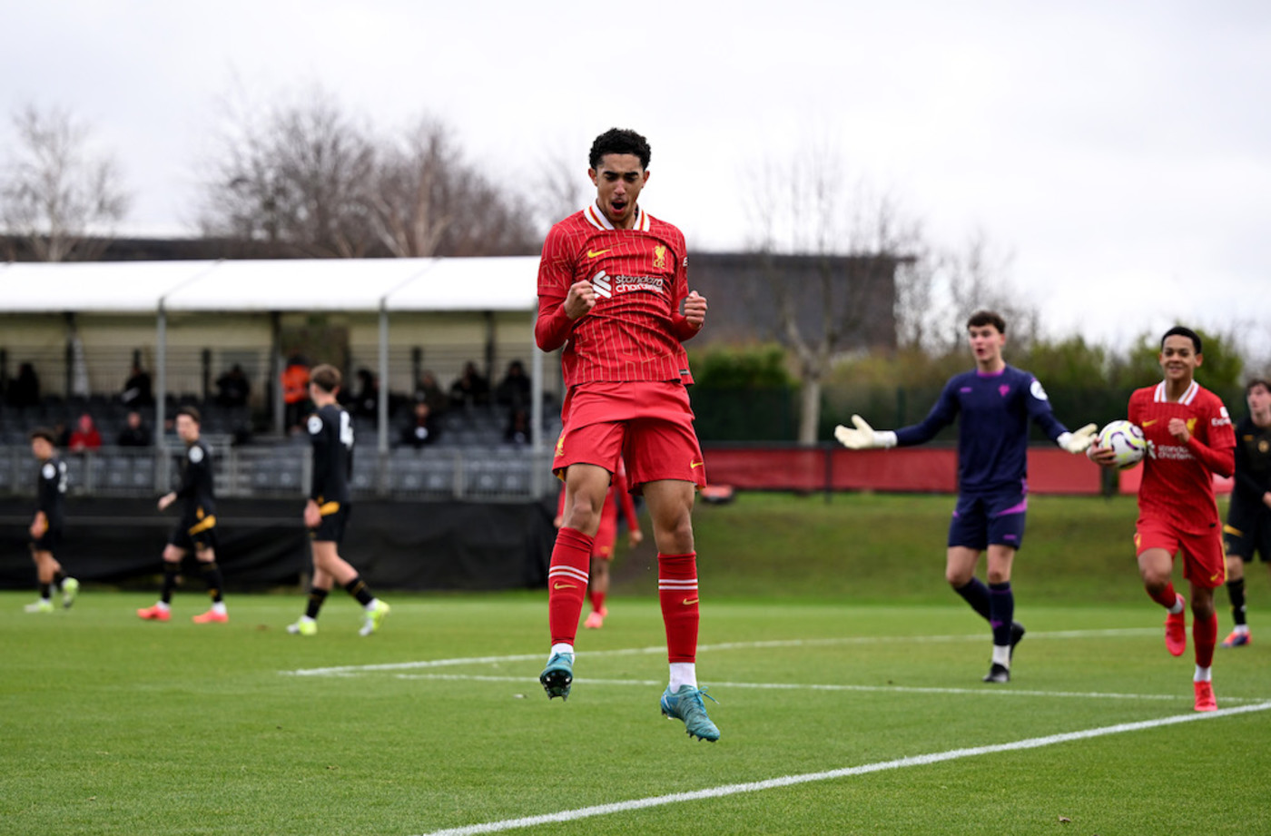 Bild till nyheten Släpper ung försvarare till Spurs